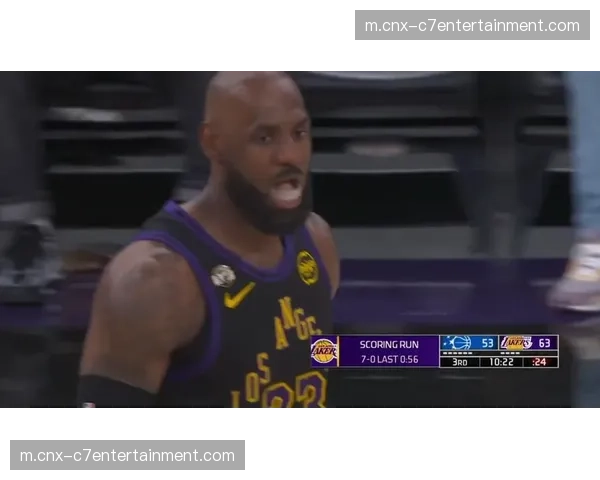 湖人詹姆斯无球跑动聪明 里夫斯空切配合展现战术执行力